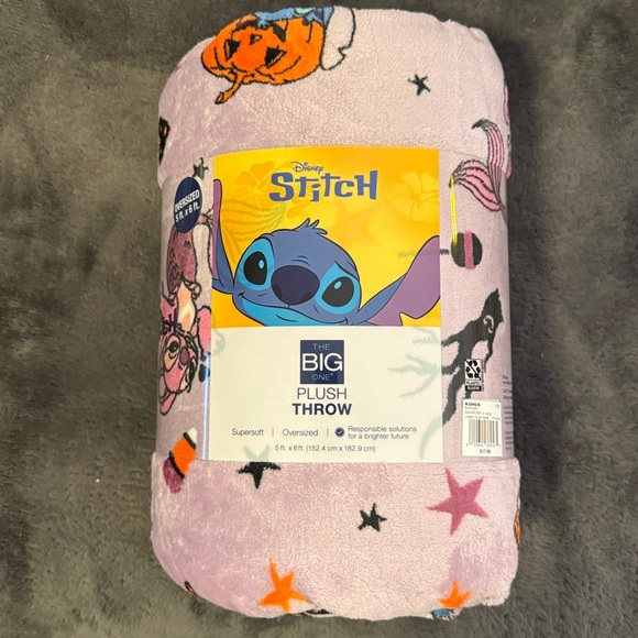 The Big One Disney Stitch Halloween Plush Throw 5ft x 6ft NWT - Picture 4 of 6